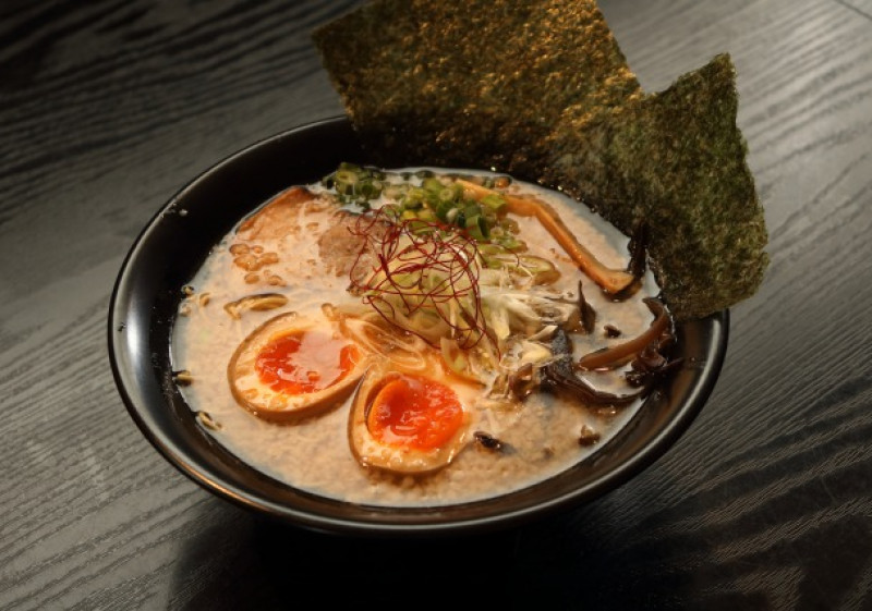 黒とんこつらーめん【極細ストレート麺使用】 | らーめんとソースかつ