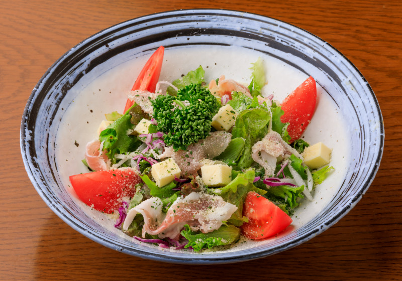チーズと生ハムのシーザーサラダ Maguro Dining 花まぐろ Grabdeli グラブデリ