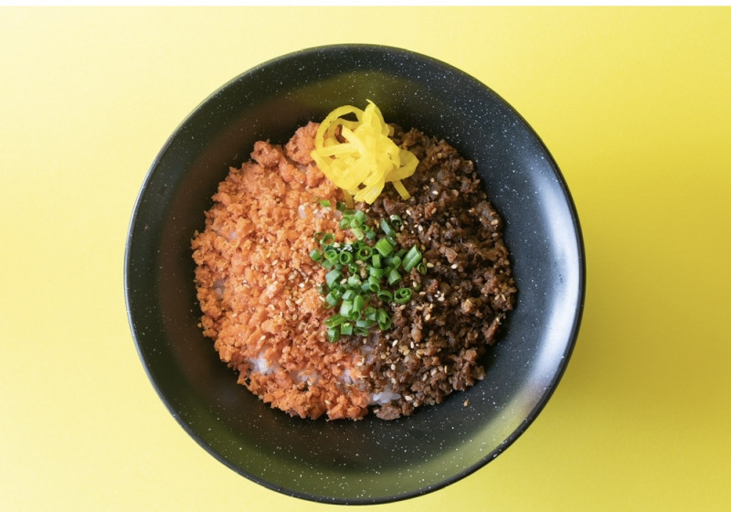 鮭と鶏そぼろの2色丼 | koshy'skitchen | テイクアウト・デリバリーの