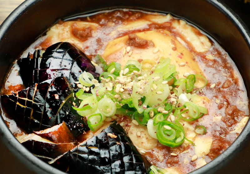 麻婆豆腐 (※写真は茄子トッピングです) | 居酒屋・深夜食堂わんちゃん