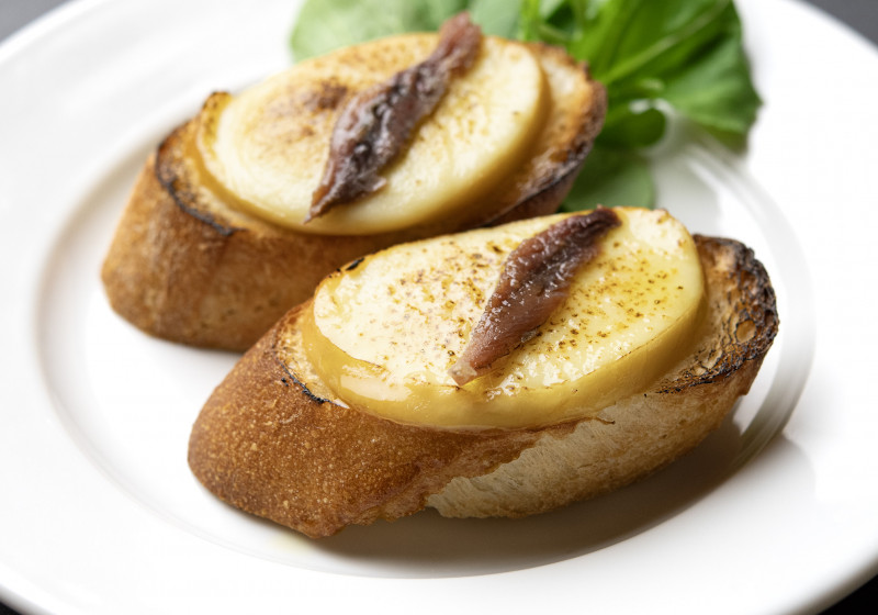 焼きスカモルツァチーズのブルスケッタ | ナポリの下町食堂 川崎店